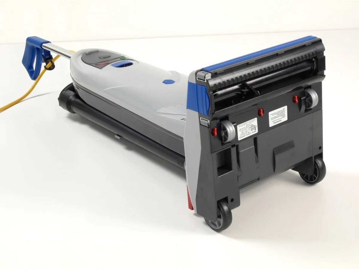 Lindhaus Activa 30 Pro base underside with brush roller