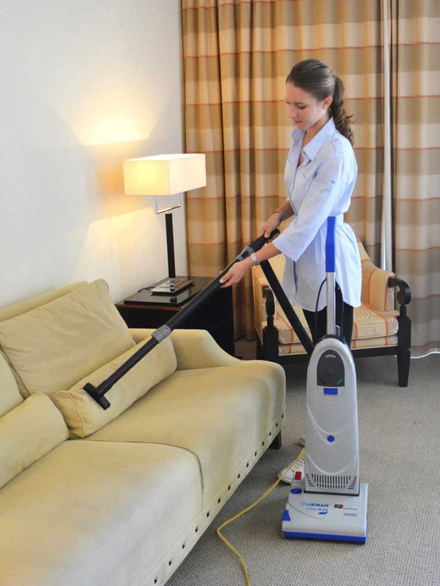 Lindhaus Activa 30 Pro eco FORCE cleaning upholstery in use