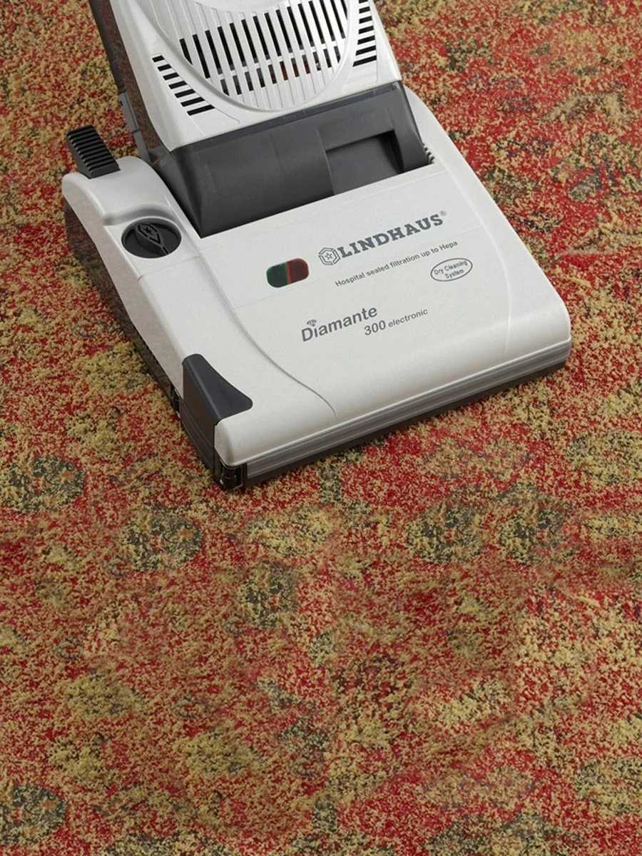 Lindhaus Diamante DCS dry cleaning system on carpet