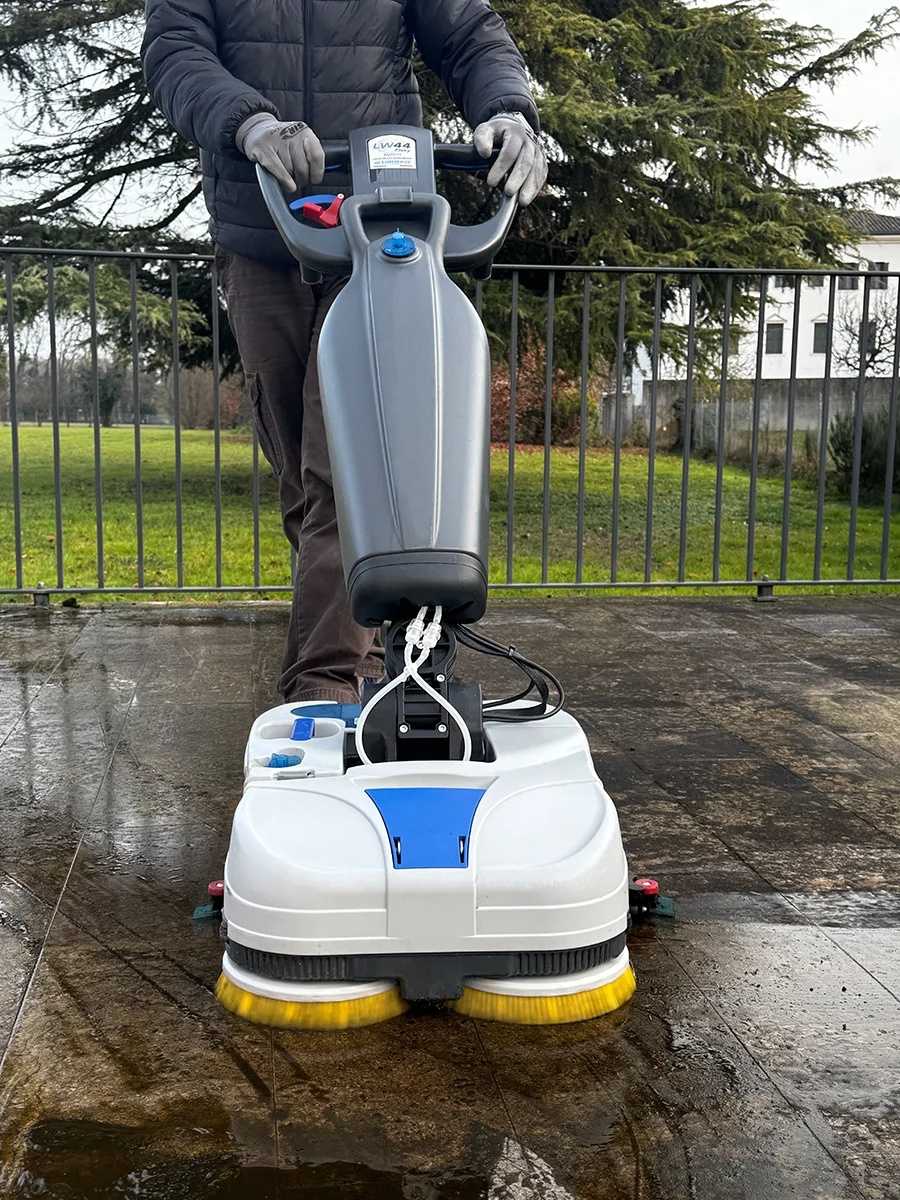 Lindhaus Flexy battery floor scrubber cleaning outdoor terrace