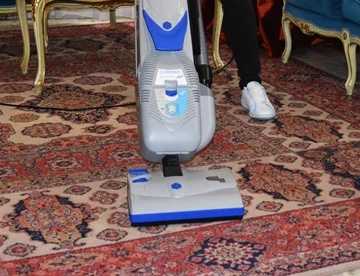 Lindhaus Health Care Pro eco FORCE vacuum cleaning rug in use