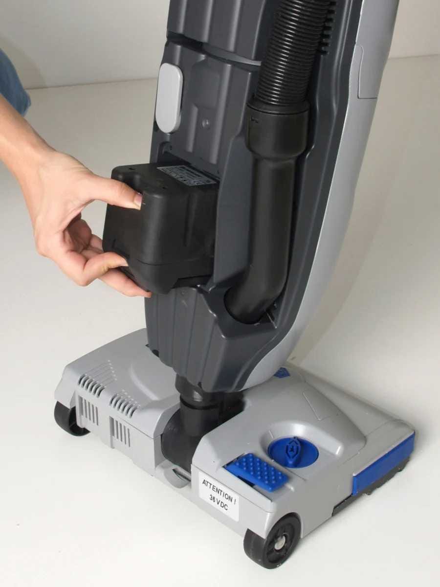 Lindhaus LB3 L-ION battery pack insertion