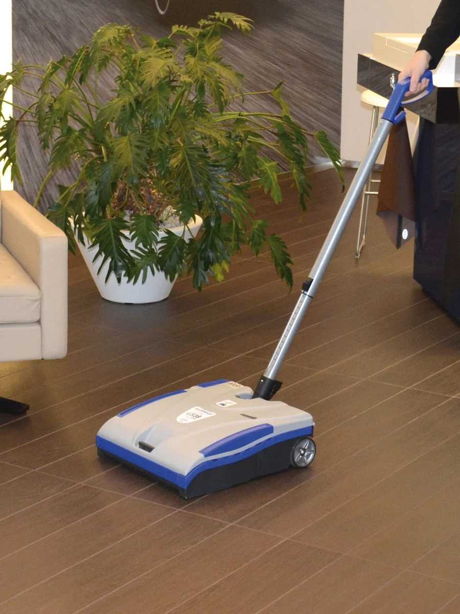 Lindhaus LS38 wide area vacuum cleaning in use