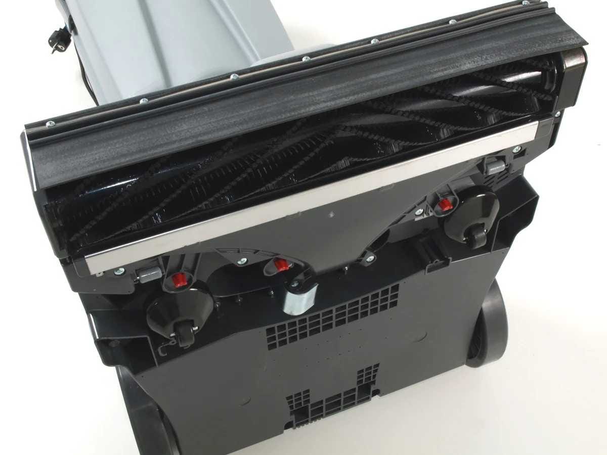 Lindhaus LS50 base underside with brush rollers