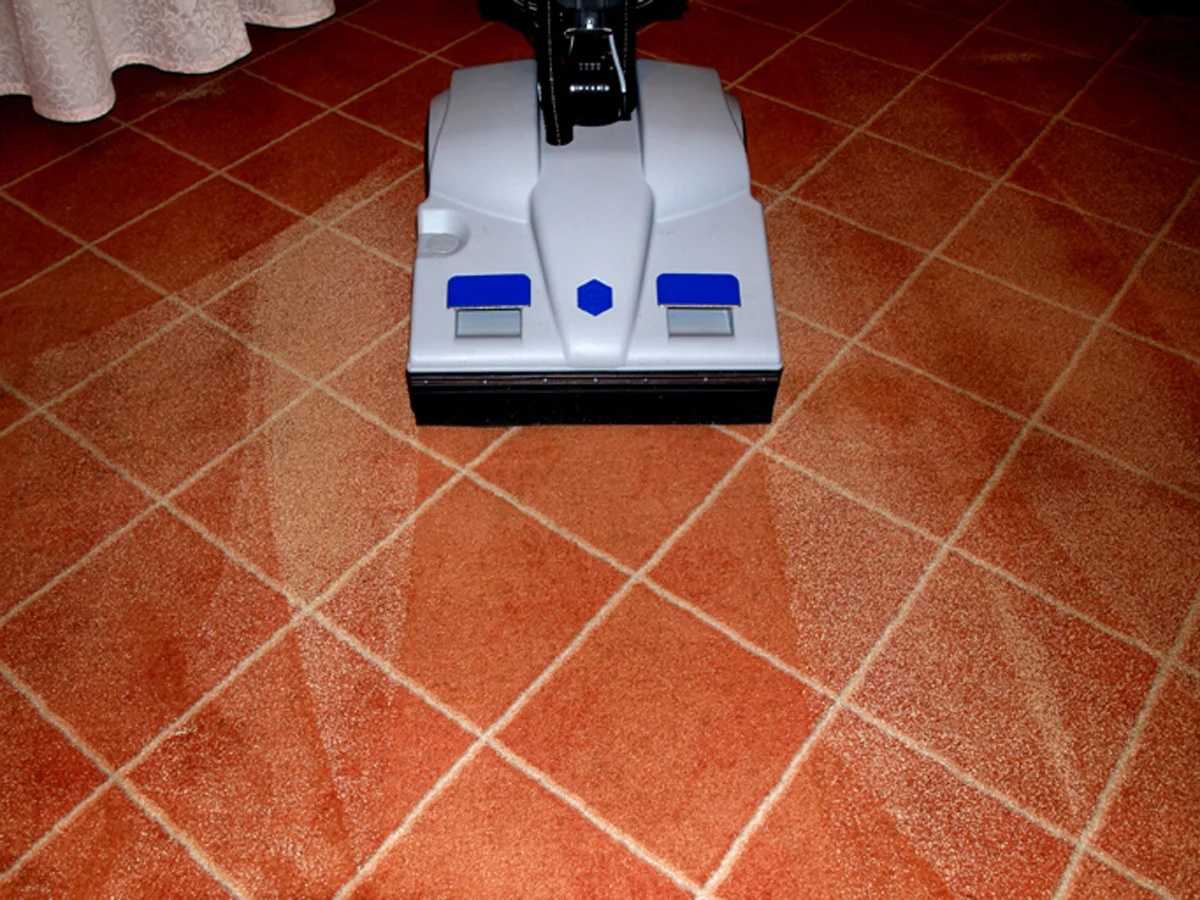 Lindhaus LS50 wide area vacuum on floor in use