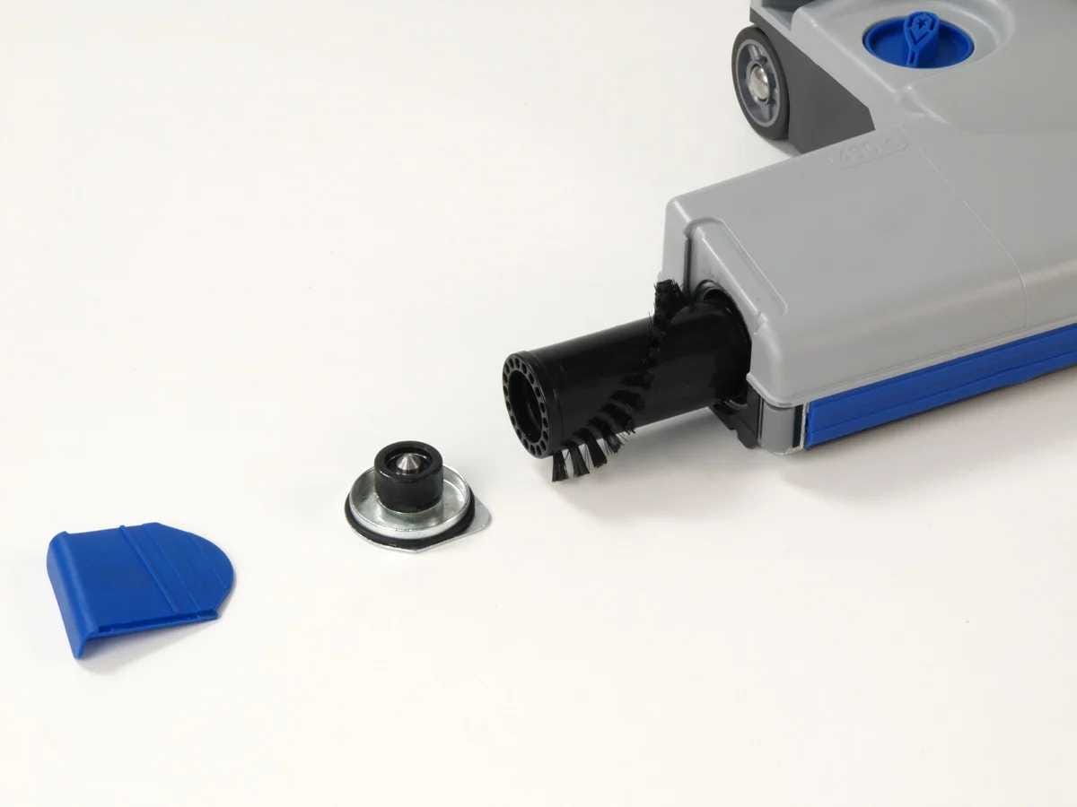 Lindhaus RX eco Force brush roller change during routine maintenance